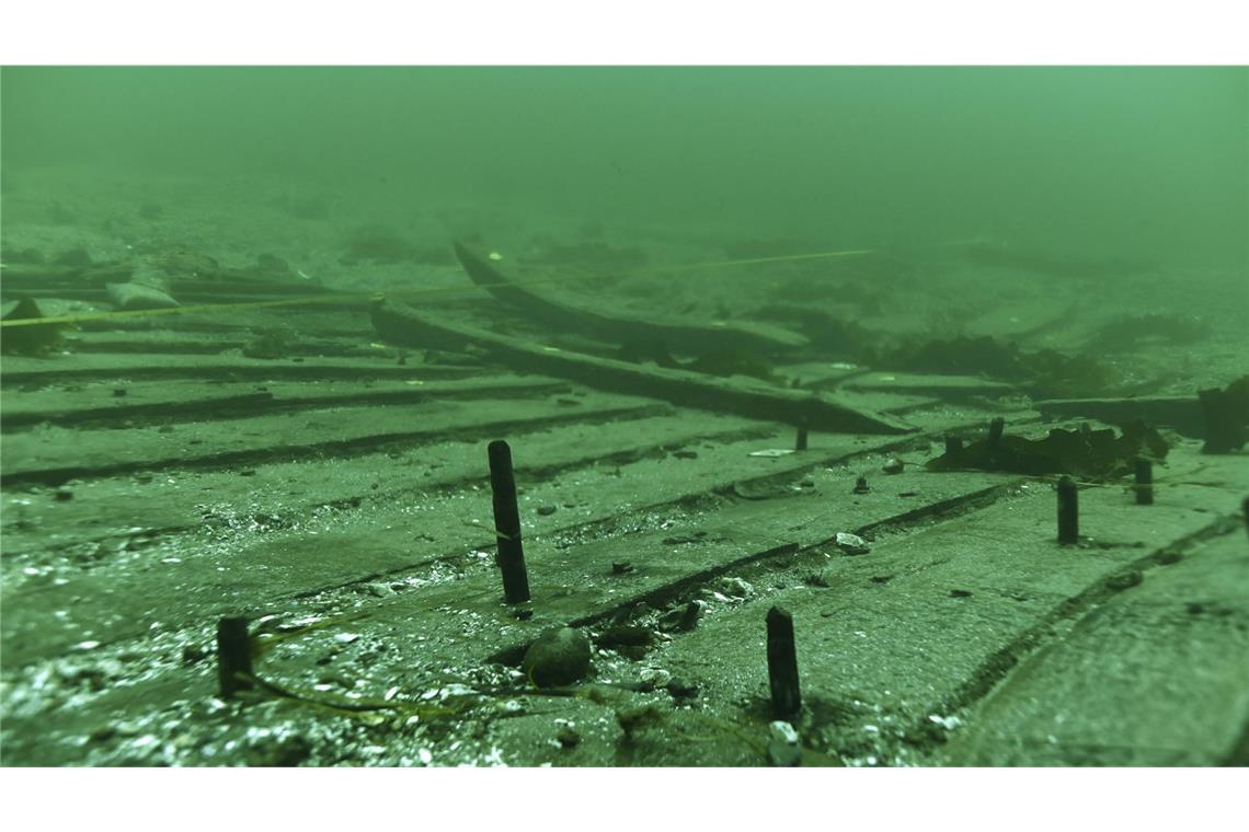 Reste des Schiffsrumpfs der Kogge liegen in 13 Metern Tiefe im Meeresgrund des Øresunds vor Kopenhagen.