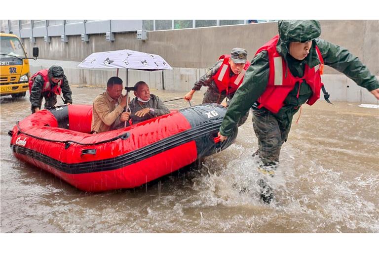 Retter helfen mit Schlauchbooten nach den starken Regenfällen in Qinzhou.