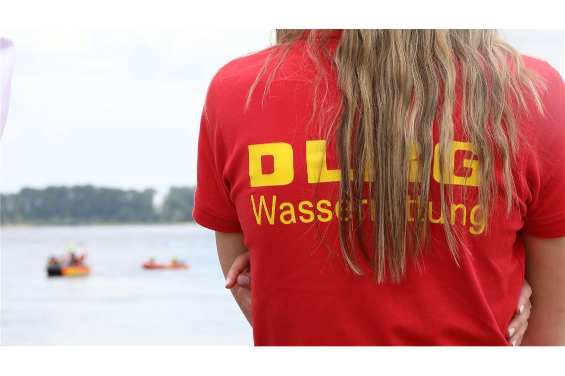 Retter waren schnell zur Stelle  und zogen den Mann aus dem Wasser (Symbolbild)