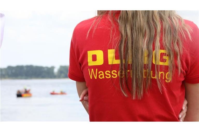Retter waren schnell zur Stelle  und zogen den Mann aus dem Wasser (Symbolbild)