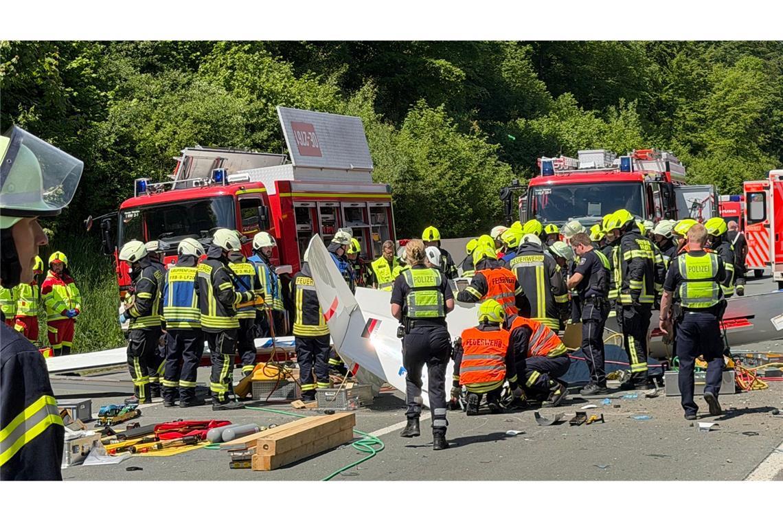 Rettungsdienste und Polizei arbeiten an der Unfallstelle, nachdem ein Segelflugzeug auf die A45 gestürzt ist.