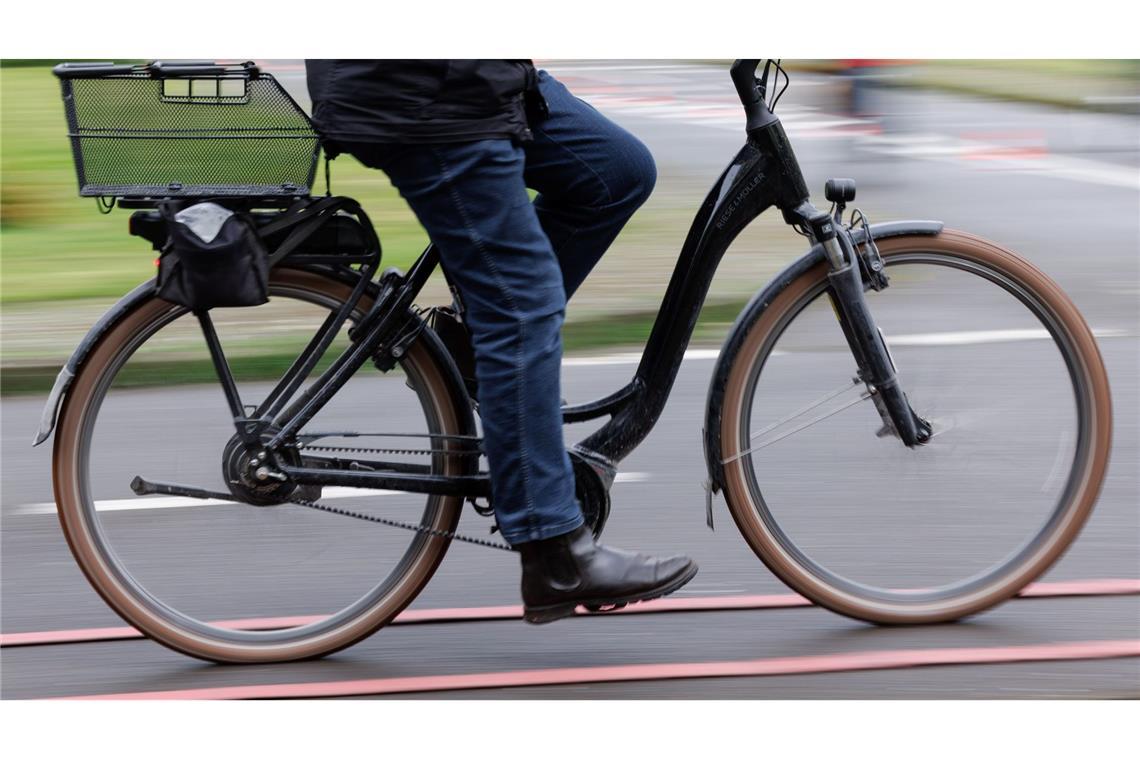 Rettungsdienstler fordern eine Helmpflicht für Pedelec-Fahrer. (Symbolbild)