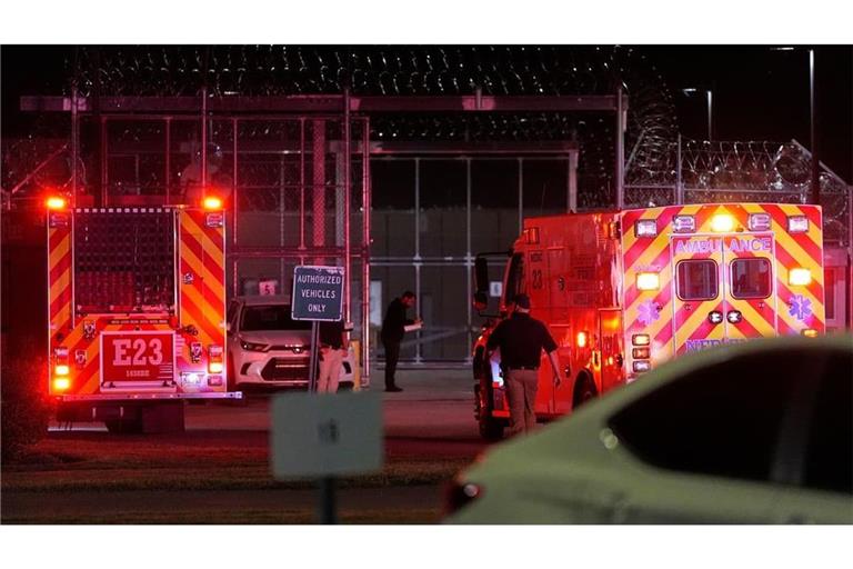 Rettungsfahrzeuge treffen bei der Hochsicherheitsanstalt Riverbend in Nashville ein, nachdem die Hinrichtung von Christa Pike abgebrochen wurde. Bei der ersten geplanten Hinrichtung einer Frau in Tennessee seit mehr als 200 Jahren ist es zu Komplikationen gekommen. Nach Darstellung von Christa Pikes Verteidigern lebte die 50-Jährige auch nach der Verabreichung zweier Giftspritzen zunächst noch, wie aus einem entsprechenden Gerichtsdokument hervorgeht. 