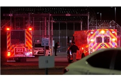 Rettungsfahrzeuge treffen bei der Hochsicherheitsanstalt Riverbend in Nashville ein, nachdem die Hinrichtung von Christa Pike abgebrochen wurde. Bei der ersten geplanten Hinrichtung einer Frau in Tennessee seit mehr als 200 Jahren ist es zu Komplikationen gekommen. Nach Darstellung von Christa Pikes Verteidigern lebte die 50-Jährige auch nach der Verabreichung zweier Giftspritzen zunächst noch, wie aus einem entsprechenden Gerichtsdokument hervorgeht. 