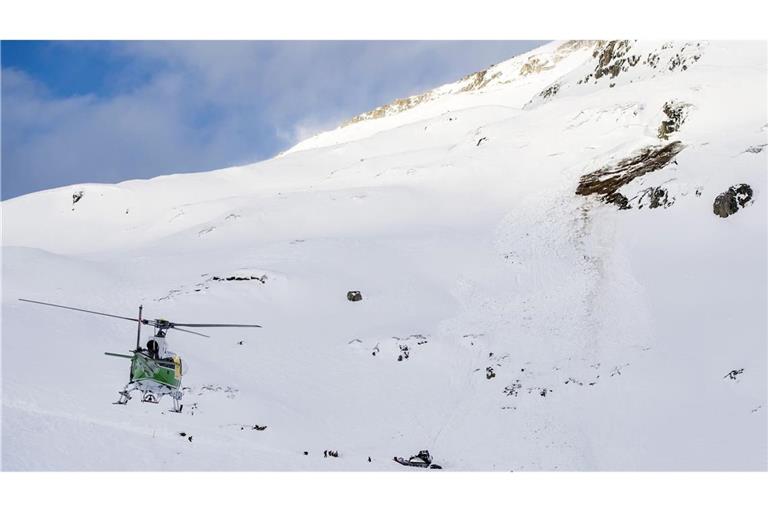 Rettungshubschrauber suchten nach den Vermissten. (Symbolbild)