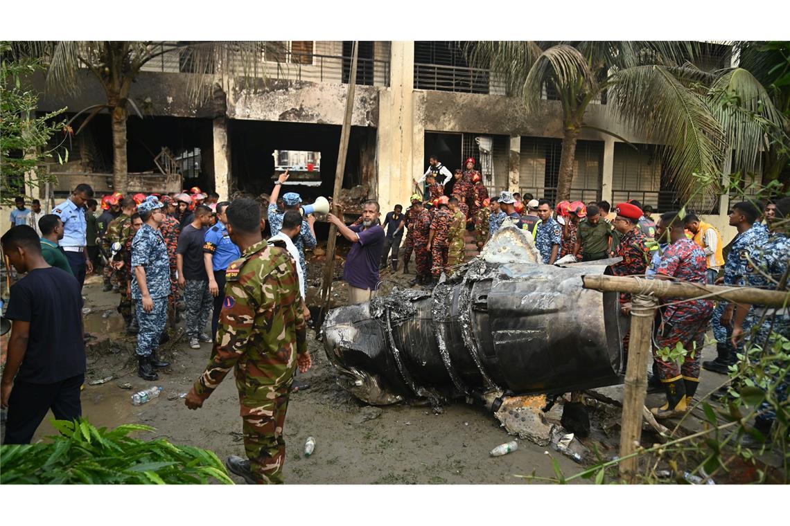 Rettungskräfte am Ort des Absturzes eines Militärjets in Dhaka.