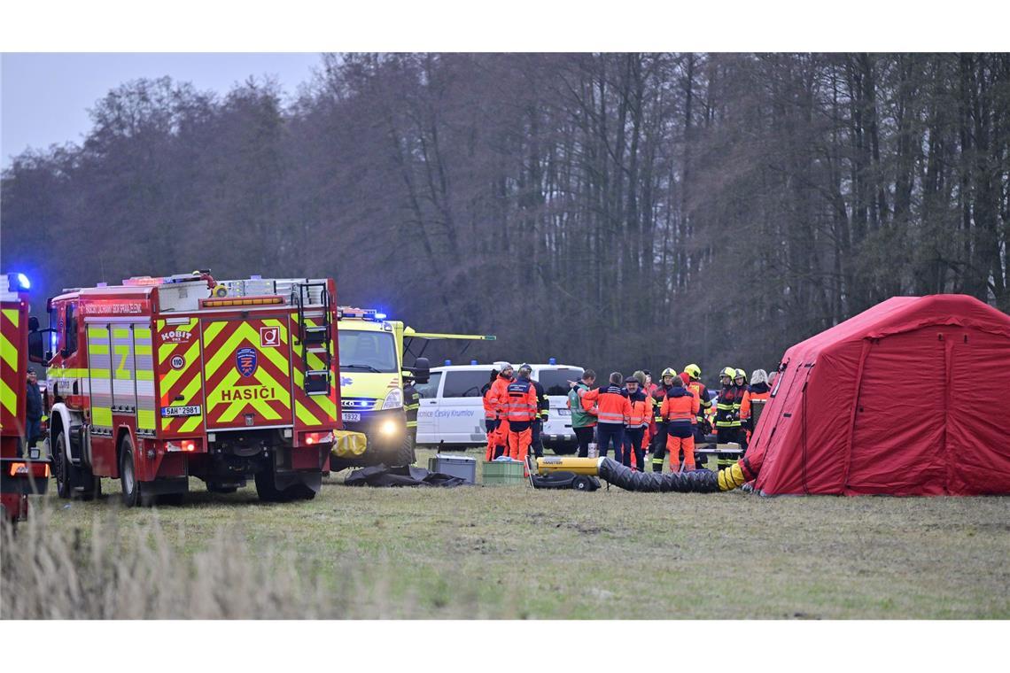 Rettungskräfte arbeiten am Unfallort nach der Kollision eines Schnellzuges mit einem Personenzug auf der Strecke zwischen den Orten Zliv und Divcice bei Ceske Budejovice (Budweis).
