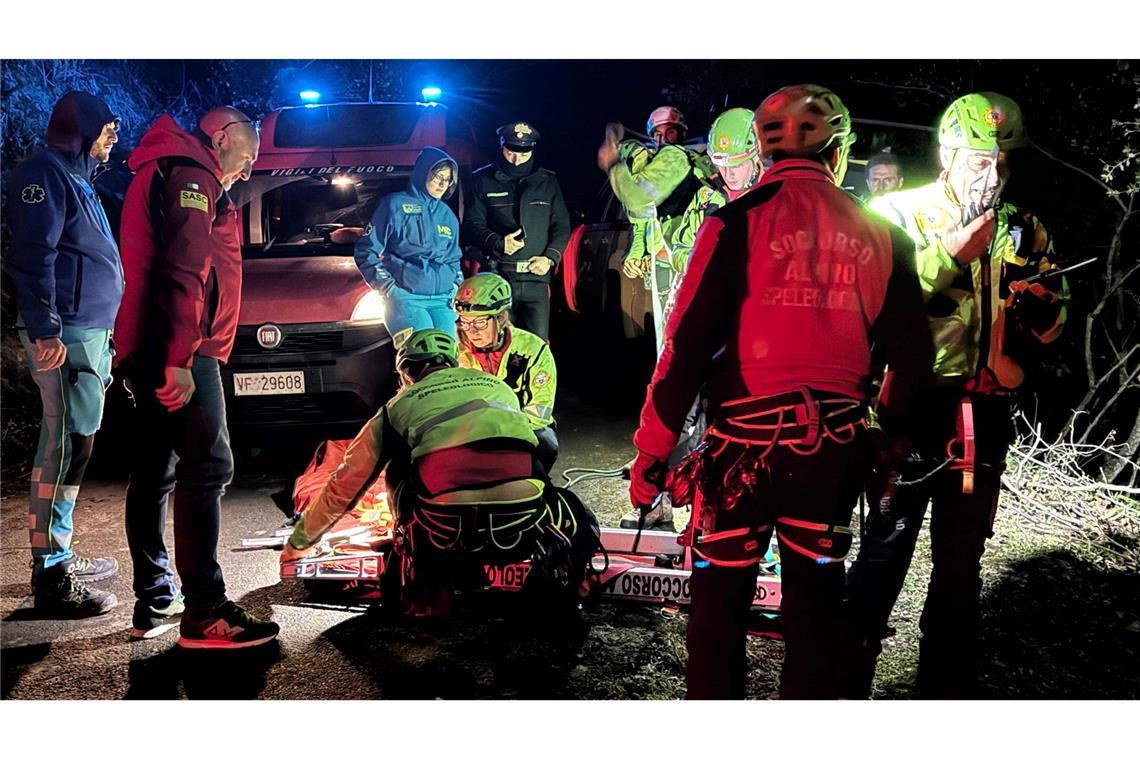 Vier Tote bei Seilbahnunglück nahe Neapel Rettungskräfte arbeiten an der Absturzstelle.