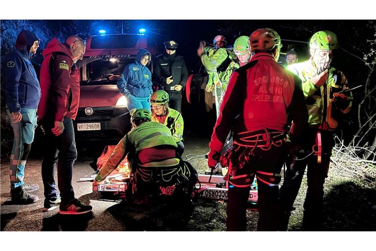 Rettungskräfte arbeiten an der Absturzstelle.