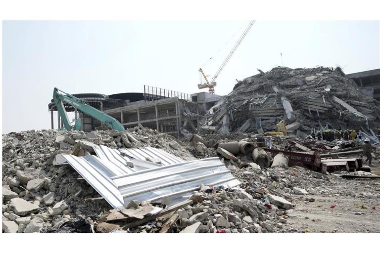 Rettungskräfte arbeiten an der Stelle eines Hochhauses, das nach einem Erdbeben der Stärke 7,7 in Bangkok, Thailand, eingestürzt ist