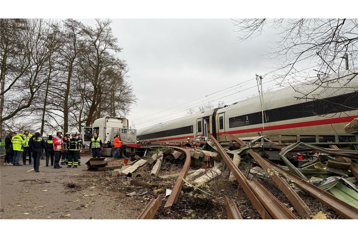 Lkw-Fahrer nach ICE-Unfall frei - Weitere Ermittlungen Rettungskräfte arbeiten an der Unfallstelle. In Hamburg-Harburg war ein ICE gegen einen Sattelzug gefahren (Archivfoto).