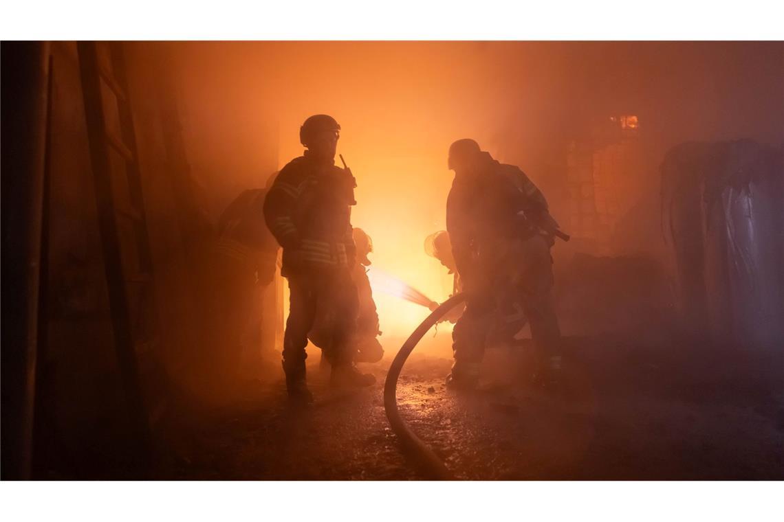 Bilder des Tages Rettungskräfte arbeiten an einem brennenden Gebäude im Stadtteil Slobidskij von Charkiw.