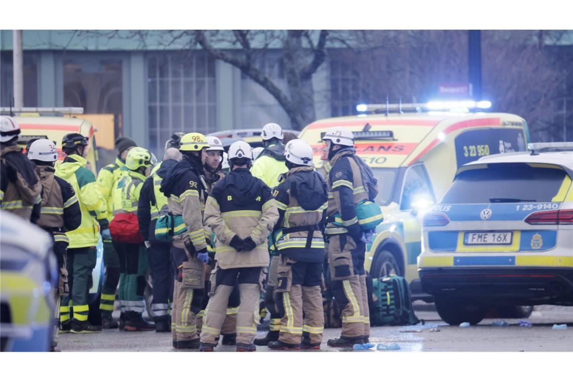Schießerei an Schule: Polizei hat mutmaßlichen Täter tot aufgefunden Rettungskräfte arbeiten vor der Risbergska-Schule in Örebro.