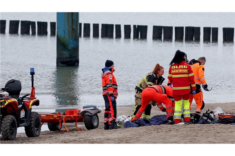 Rettungskräfte bargen einen Mann leblos aus der Ostsee vor Graal-Müritz.