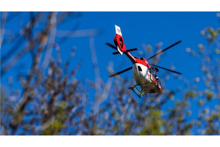 Rettungskräfte brachten den 64-Jährigen mit einem Hubschrauber in ein Krankenhaus.  (Symbolbild)