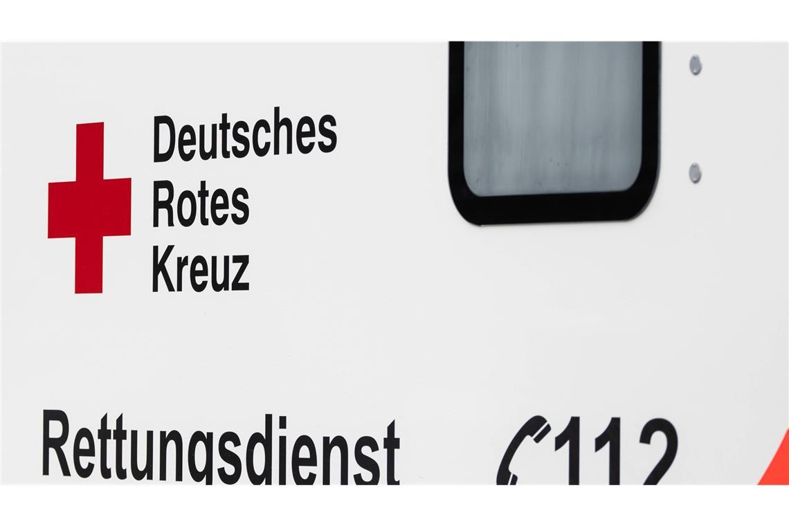 Mann wird von Auto erfasst – 66-Jähriger erliegt Verletzungen Rettungskräfte brachten den Mann in ein Krankenhaus – wo er Tage später verstarb. (Symbolbild)