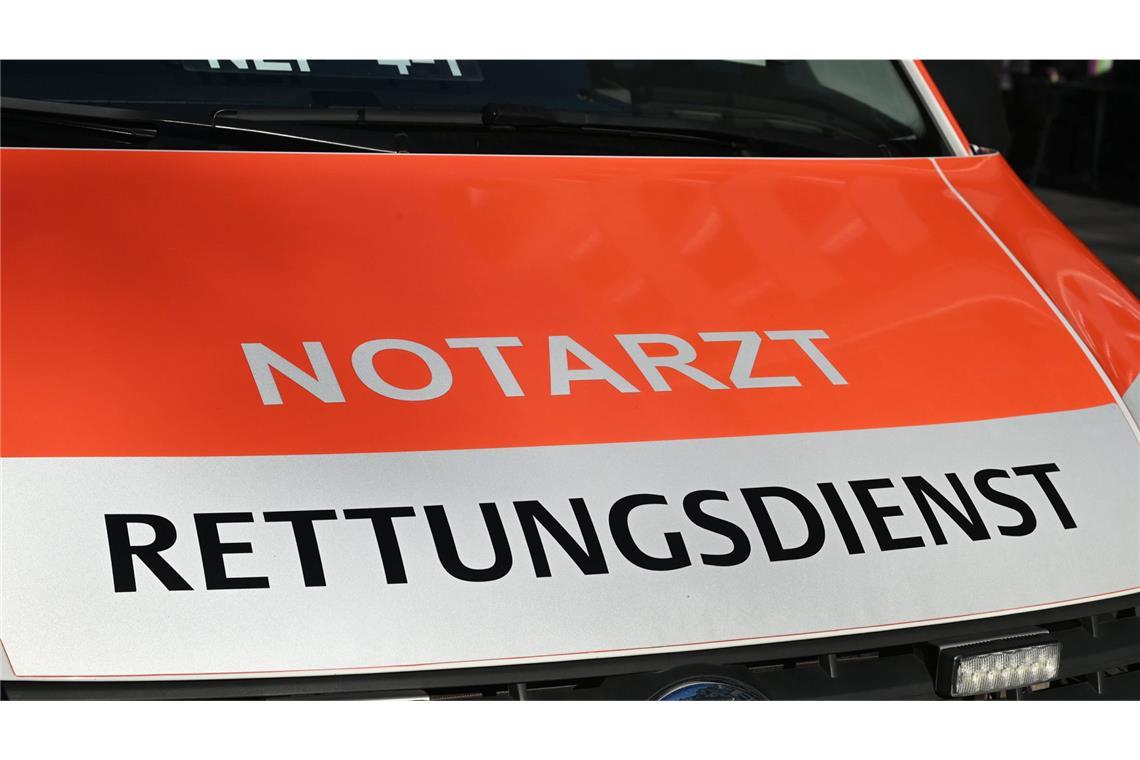 Paketbote von eigenem Lieferwagen überrollt und schwer verletzt Rettungskräfte brachten den Mann in ein nahe gelegenes Krankenhaus. (Symbolbild)