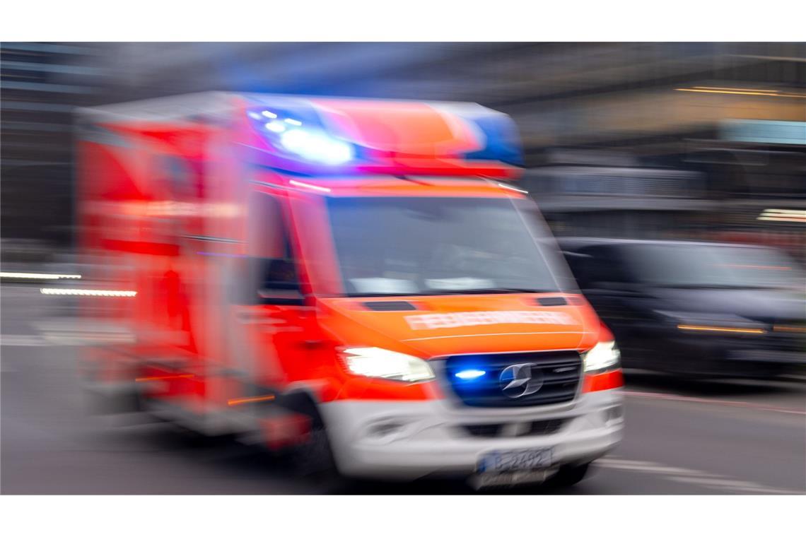 Greifvogel fliegt gegen Helm – Motorradfahrer stürzt schwer Rettungskräfte brachten den Motorradfahrer in ein Krankenhaus. (Symbolbild)