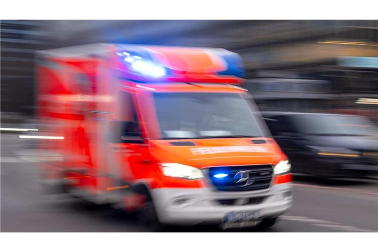 Rettungskräfte brachten den Motorradfahrer in ein Krankenhaus. (Symbolbild)