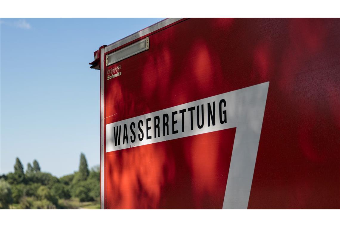 Angler stürzt in den Rhein und stirbt Rettungskräfte der DLRG bargen den 55-Jährigen aus dem Wasser. (Symbolbild)