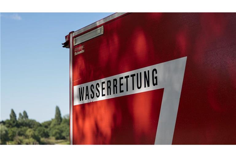 Rettungskräfte der DLRG bargen den 55-Jährigen aus dem Wasser. (Symbolbild)