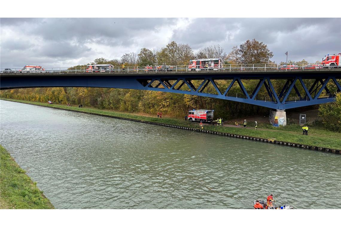 Rettungskräfte der Feuerwehr sind an der Unfallstelle auf der Bundesstraße 4 an einer Brücke über den Mittellandkanal im Einsatz.