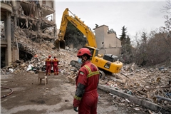 Rettungskräfte des iranischen Roten Halbmonds räumen mit einem Bulldozer die Trümmer eines Wohnhauses weg, das bei einem früheren amerikanisch-israelischen Angriff getroffen wurde.