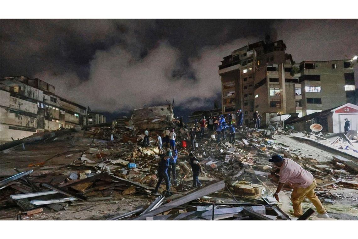 Rettungskräfte durchsuchen nach dem Erdbeben die Trümmer in der venezolanischen Hauptstadt Caracas.