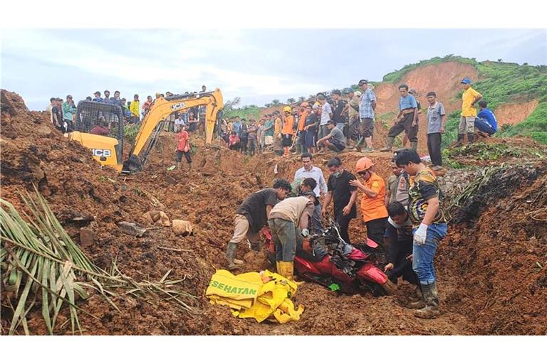 Rettungskräfte in Nordsumatra suchen nach Opfern.