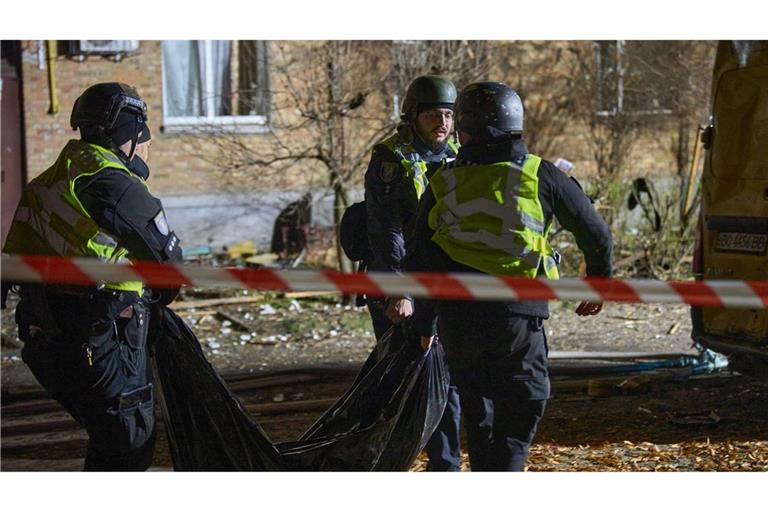 Rettungskräfte konnten einen Zivilisten nur noch tot aus den Trümmern bergen.