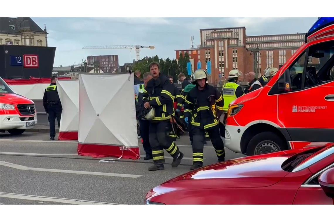 Merz bestürzt über Messerangriff in Hamburg mit vielen Verletzten Rettungskräfte kümmern sich um die Verletzten.