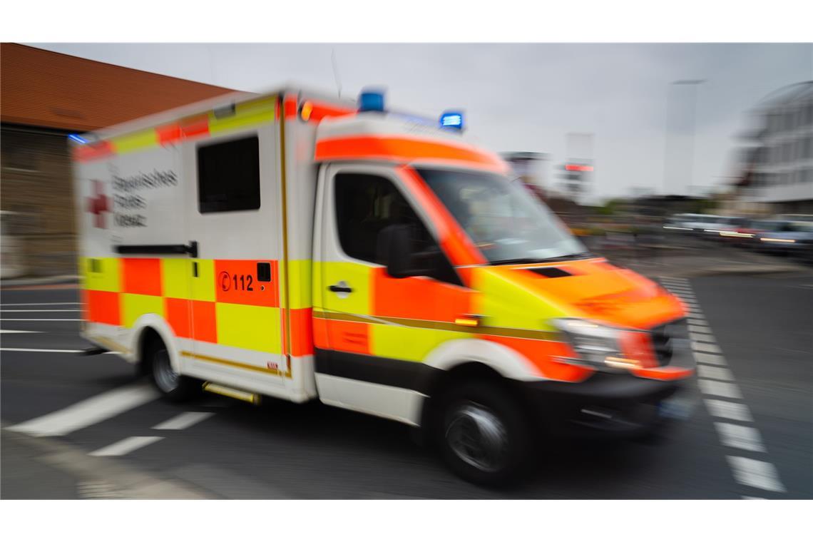 Mann klaut Lebensmittel und wird vor Laden von Auto erfasst Rettungskräfte kümmerten sich um den Verletzten. (Symbolbild)