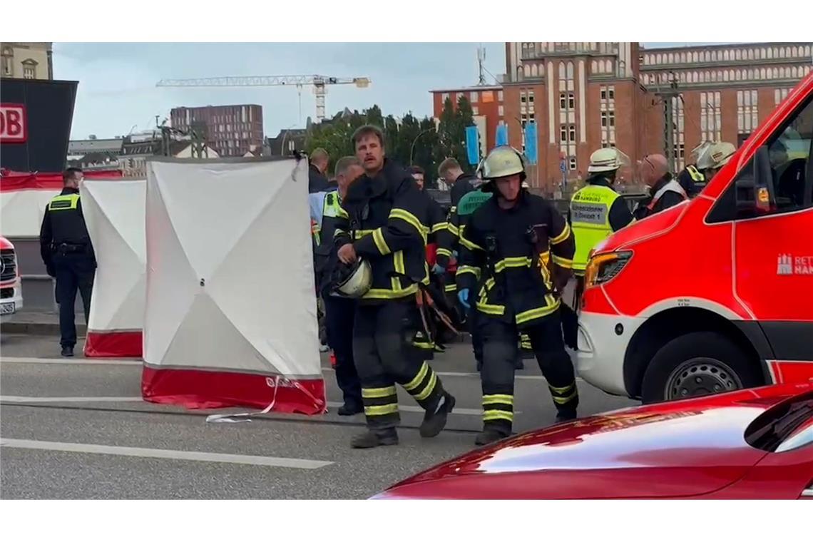 Polizei: Verletzte in stabilem Zustand Rettungskräfte kümmerten sich um die Verletzten.