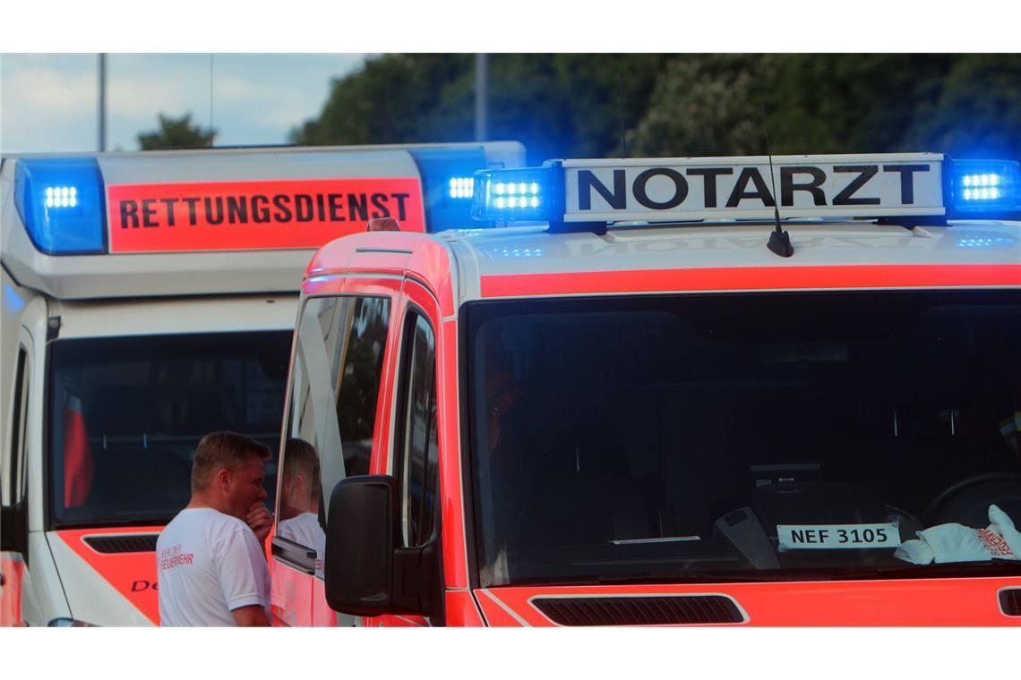 Rettungskräfte kümmerten sich um die Verletzten (Symbolbild).