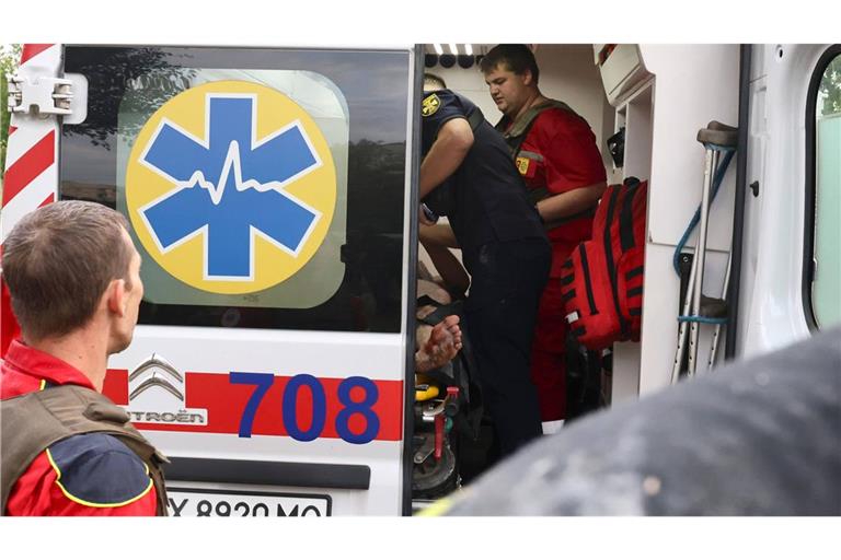 Rettungskräfte kümmerten sich um die Verletzten (Symbolbild).