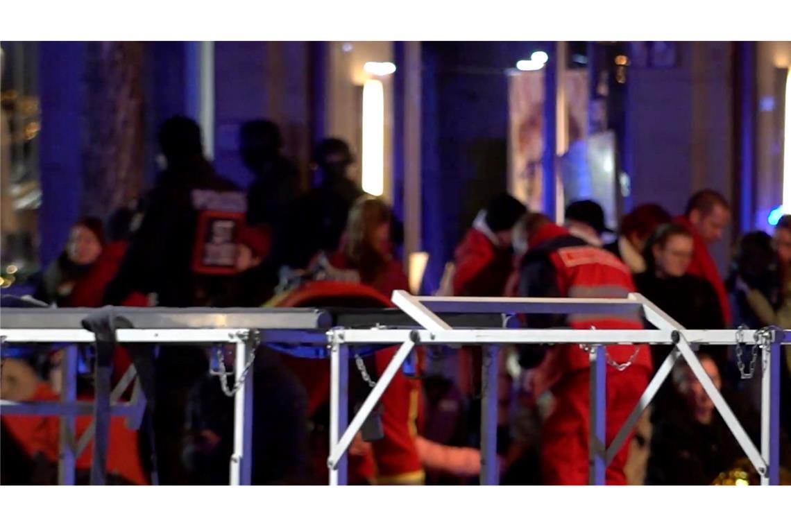 "Katastrophe" - Tote und Verletzte bei Anschlag in Magdeburg Rettungskräfte kümmerten sich um die vielen Verletzten.