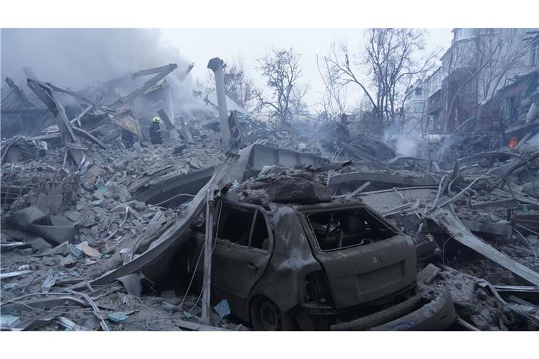 Rettungskräfte löschen einen Brand nach einem russischen Raketenangriff in Charkiw.