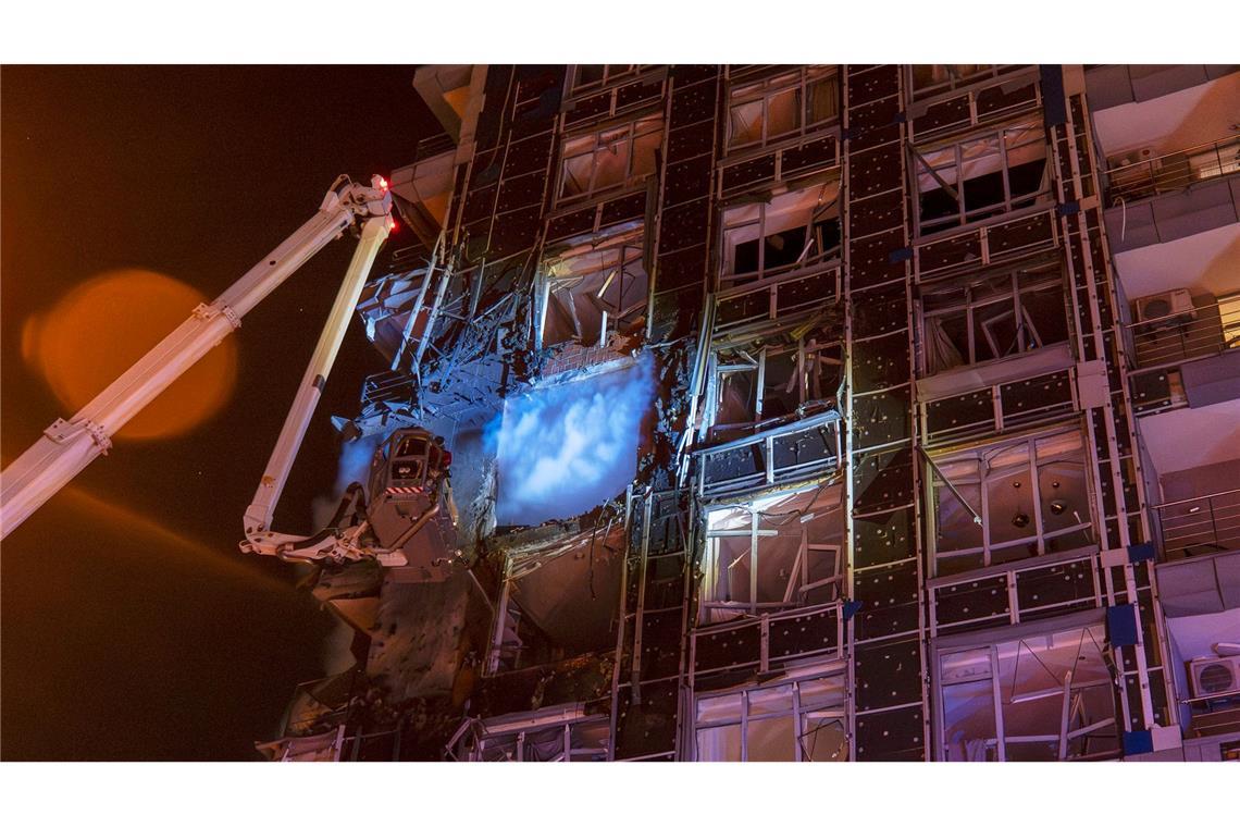 Rettungskräfte löschen in Kiew ein Feuer nach einem russischen Angriff.