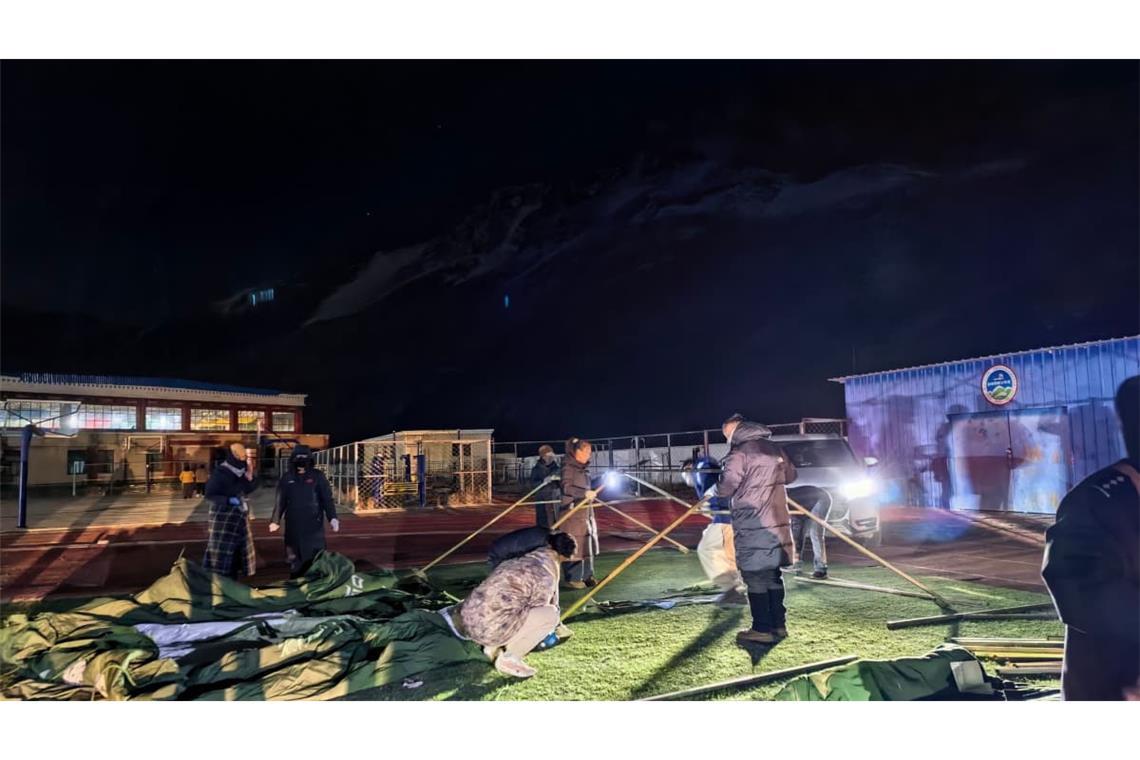 Rettungskräfte richteten provisorische Unterkünfte ein. 