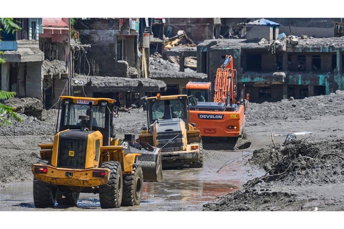 Rettungskräfte setzen Baumaschinen ein, um unter Wasser stehende Häuser nach Sturzfluten entlang des Trishuli-Flusses im nepalesischen Distrikt Nuwakot zu erreichen. 