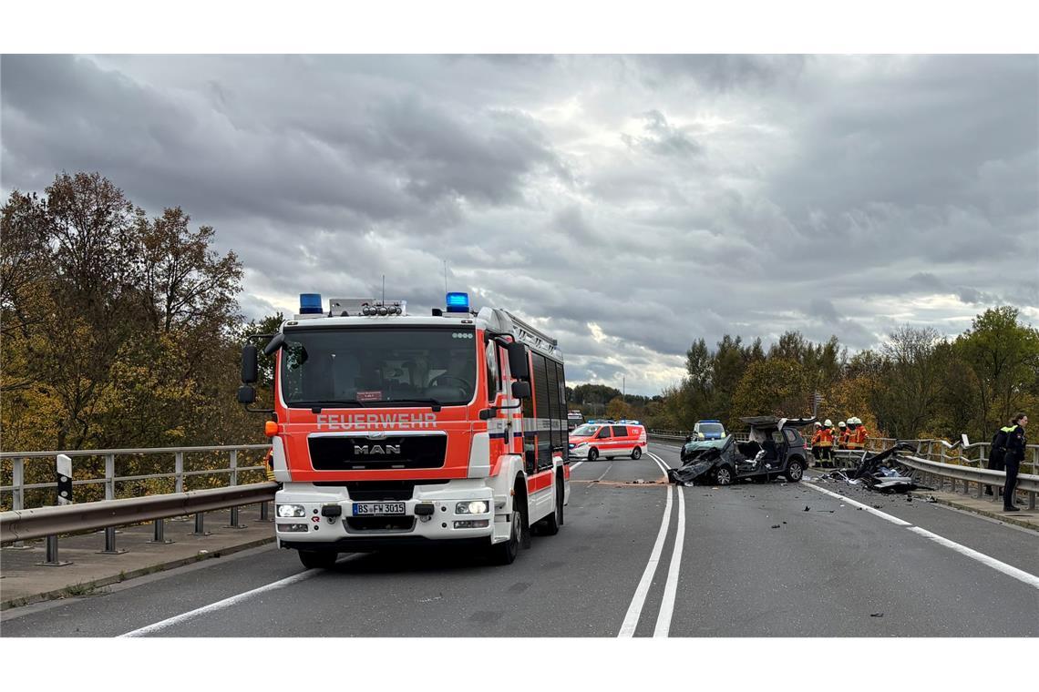 Rettungskräfte sind am Unfallort im Einsatz.