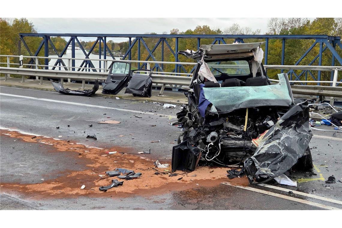 Rettungskräfte sind am Unfallort im Einsatz.