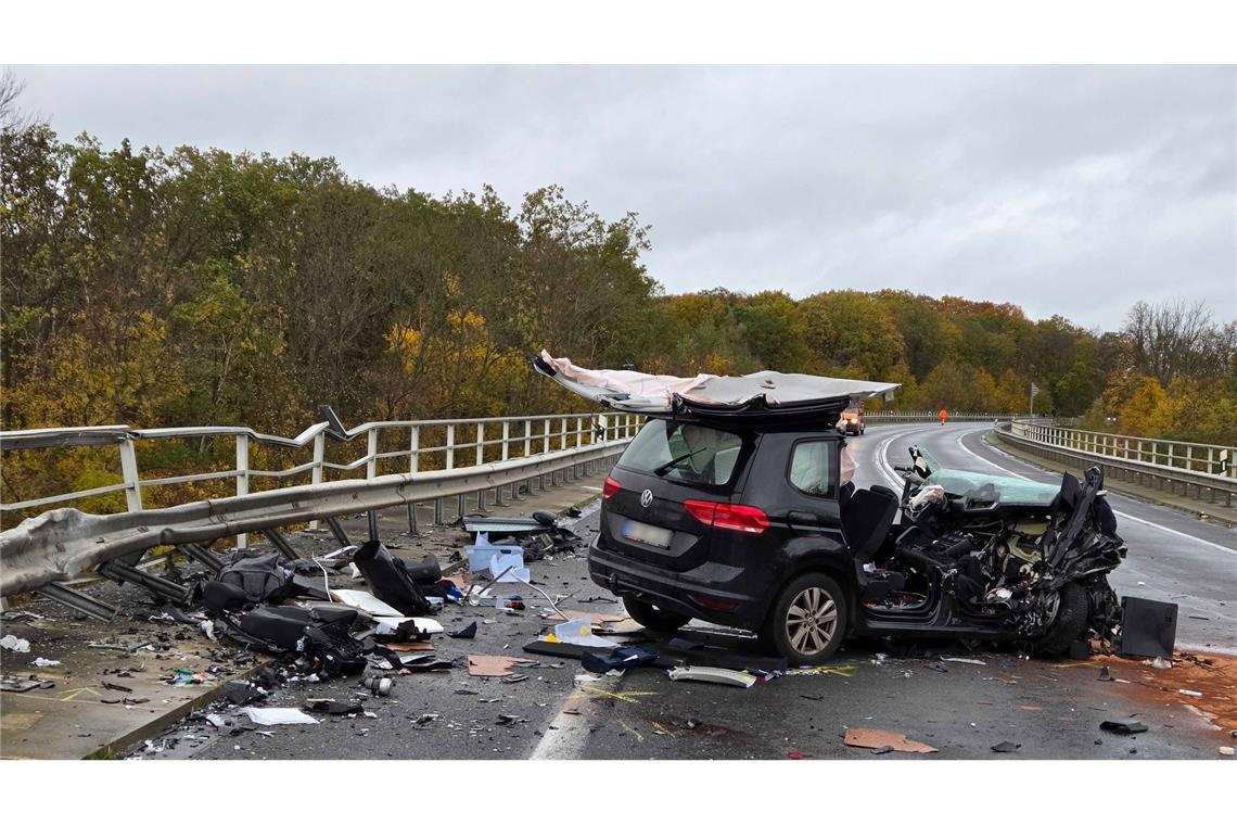 Rettungskräfte sind am Unfallort im Einsatz.