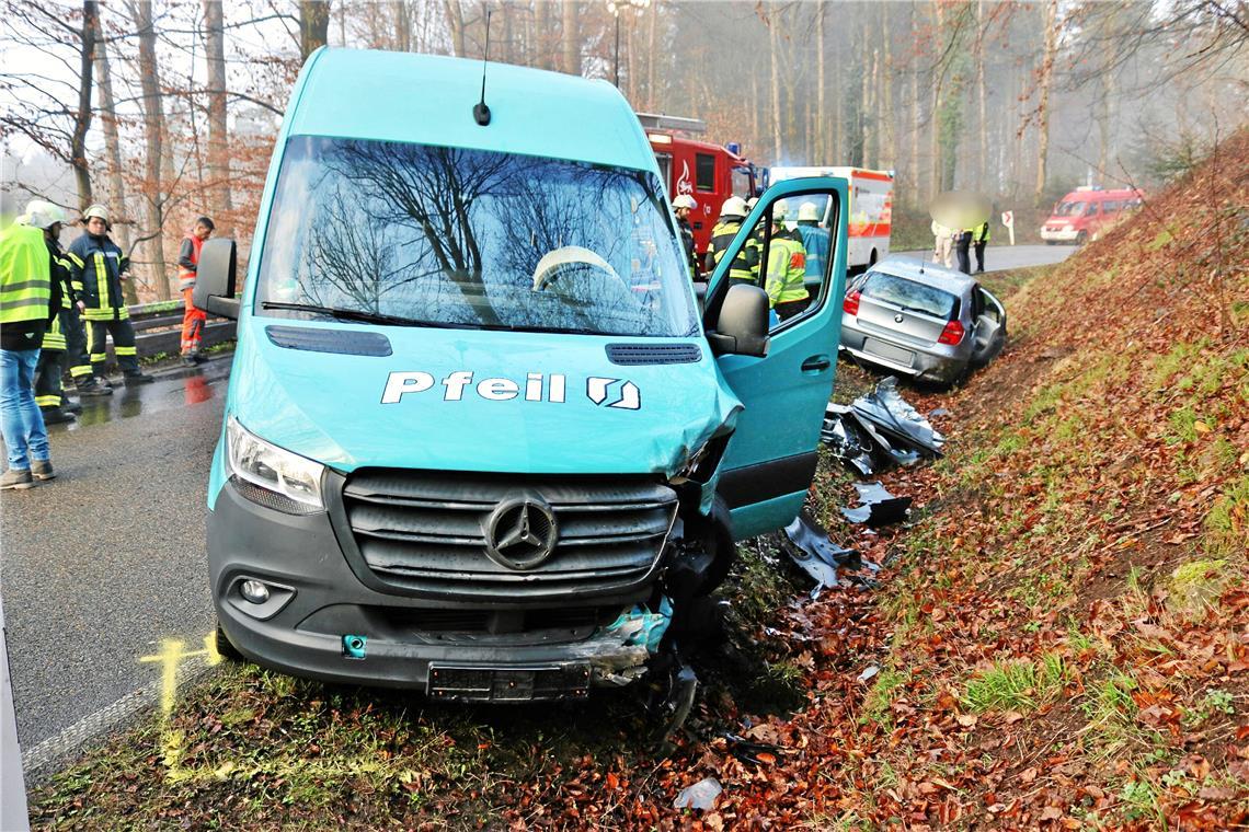 Zusammenstoß im Gegenverkehr Rettungskräfte sind an der Unfallstelle. Foto: 7aktuell.de/Kevin Lermer