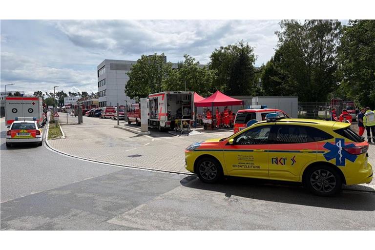 Rettungskräfte sind an einem Betriebsgelände in Nürnberg im Einsatz. Mehrere Menschen sind dort nach dem Austritt einer Chemikalie verletzt worden.