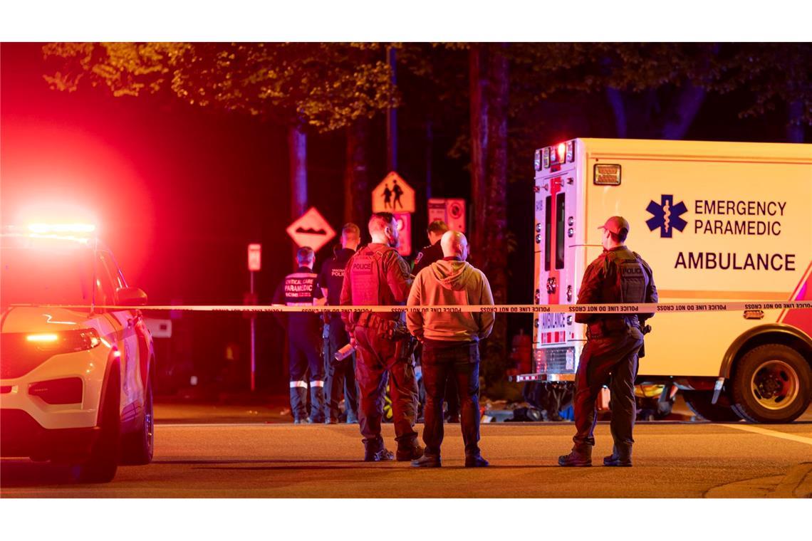 Auto fährt bei Straßenfest in Menge - elf Tote in Vancouver Rettungskräfte sind im Einsatz.