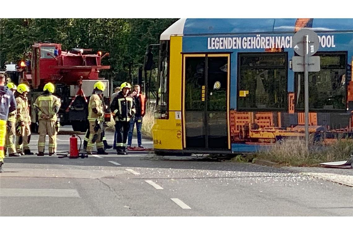 Tram und Reisebus stoßen in Mitte zusammen - Fahrer verletzt Rettungskräfte sind im Einsatz bei einem Verkehrsunfall mit einer Straßenbahn und einem Reisebus.