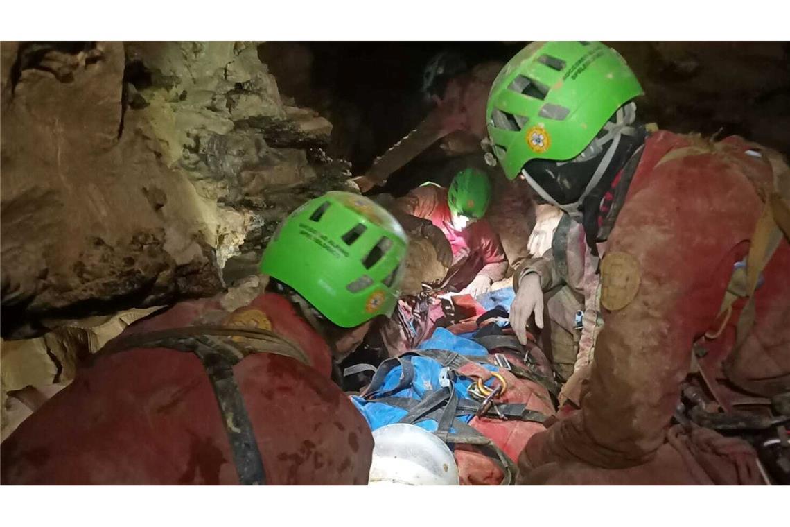 Italienische Höhlenforscherin sitzt Hunderte Meter tief fest Rettungskräfte sind in Italien im Einsatz (Handout).