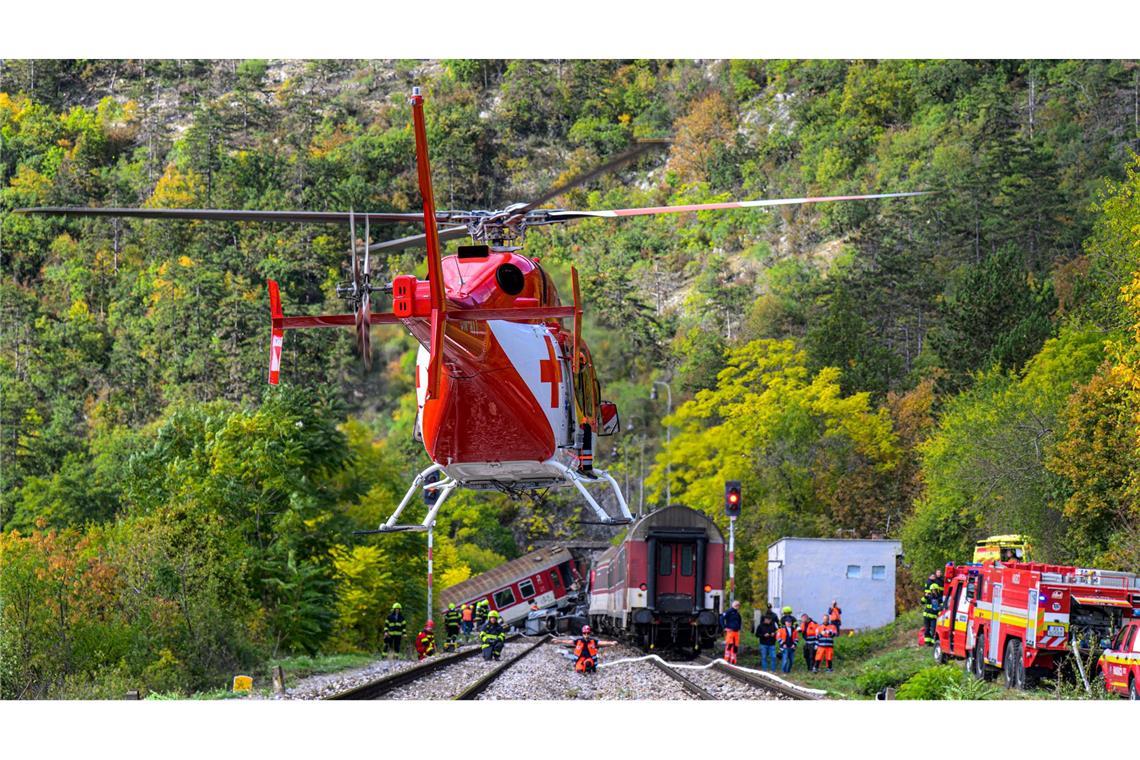 Rettungskräfte sind nach der Kollision zweier Schnellzüge in der Gemeinde Jablonov nad Turnou im Bezirk Roznava im Einsatz.