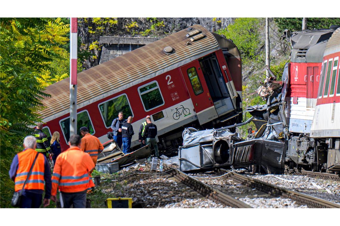 Rettungskräfte sind nach der Kollision zweier Schnellzüge in der Gemeinde Jablonov nad Turnou im Bezirk Roznava im Einsatz.
